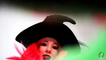 Pelirroja de tetas enormes se masturba sola en látex