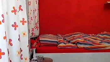 Бледная подросток брюнетка Линн Лав мастурбирует одна