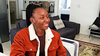 Teen ébène au cul rebondi baisée en levrette