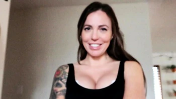 Brünette mit großen Titten masturbiert vor der Kamera