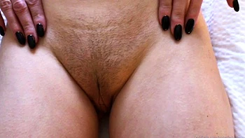 Brune en bas suce et baise violemment