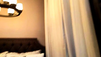 Brune lèche sa chatte et se branle hardcore