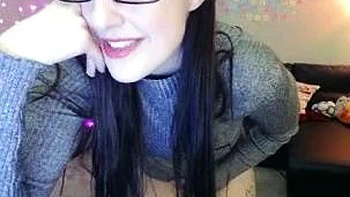 Adolescente morena amadora e quente se masturba na webcam