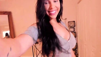 Brünette masturbiert solo vor der Webcam