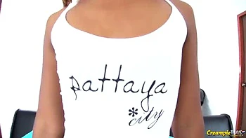 Adolescente asiática fodida selvagemente no casting anal