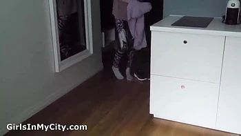 Fodi acidentalmente a colega de quarto quase pega pela namorada