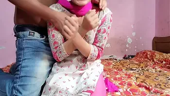 भाभी की खूबसूरती देकर बाजू वाले अंकल का मन नहीं माना तो चोद दिया