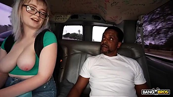 Annie Archer encule durement avec ses gros seins