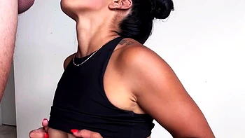 Любительница брюнетка сосет хуй на публике в POV