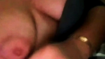 Garota brasileira peituda sozinha no restaurante