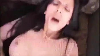 Bruneta peituda fodida de cachorra e cavalgada