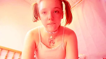 Loira adolescente se masturba com brinquedos na webcam