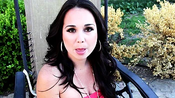 Мама-любительница мастурбирует киску на вебкамеру на улице