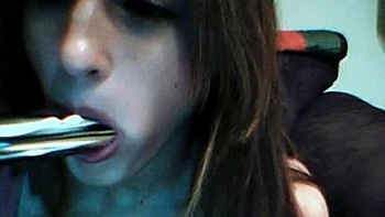 Мисти Андерсон мастурбирует с игрушками перед камерой