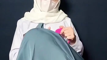 Brünette spritzt beim Solo nach der Schule mit Spielzeug