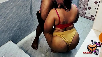 Ama de casa india gorda se baña y menea su gran culo