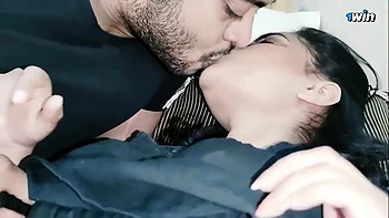 Indisches Teen-Paar fickt mit dicken Titten und Arsch