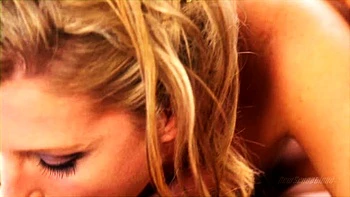 Dreckige Blondine fickt und leckt ihre nasse Muschi