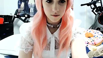 Teen morena en lencería se masturba sola en webcam