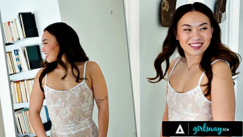 MILF implora à enteada Kimmy por uma última foda de vestido de noiva