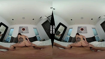 Milf morena pornstar se come la pussy en VR