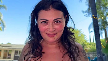 Dunken Hina lutscht dicken Schwanz im POV