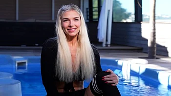 28-jährige Aeryn bläst zwei kräftigen Hengsten