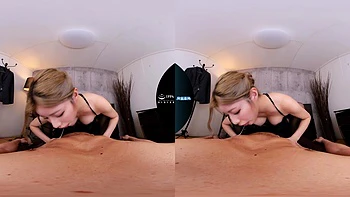 Blonde chevauche, suce et se caresse en latex sexy