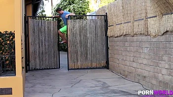 Er leckt ihr Arschloch und fickt ihre fetten Titten in High Heels