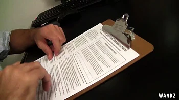 Брюнетка-подросток Рилynn зажгла в офисе