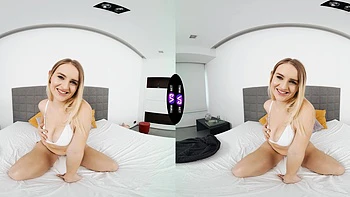 Adolescente checa Kristy se masturba y gime en VR solo