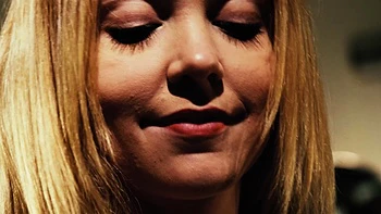 Nikole Nash y Will Pounder follan jugando en la bañera