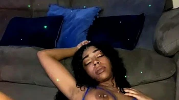 Dulce negra se masturba con su coño apretado