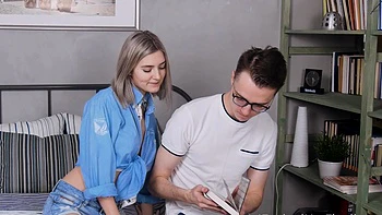 Пара трахает крошку-тинейджерку в разных позах