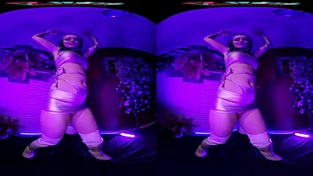 Девка наездница делает глубокий минет и кончает