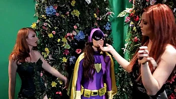 Lesbische Heldinnen lecken im Stripchat-Dreier