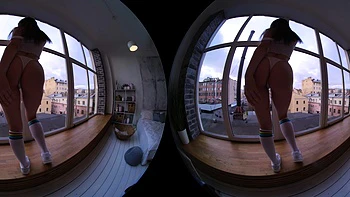 Jeune fille aux petits seins Bella se masturbe dehors