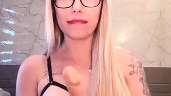 Брюнетка с большими сиськами дрочит на вебке
