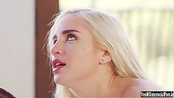 Naomi Woods fodida na rua por dois enormes paus negros