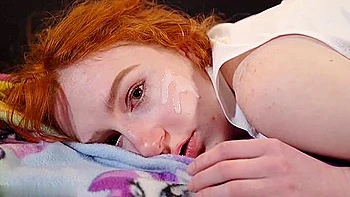 Adolescente ruiva com peitos pequenos e olhos verdes