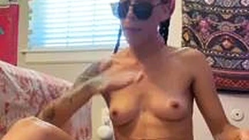 Chica marciana cachonda se masturba en cam