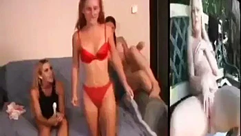 Drei Amateur-Mädchen wichsen und pinkeln zusammen