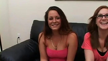 Blonde suce fort et se fait baiser en doggy et cowgirl