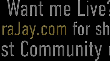 Sara cougar rubia se toca tetas y culo