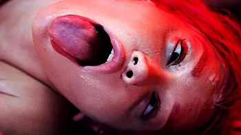 Gatinha ruiva hentai com pau monstruoso gigante