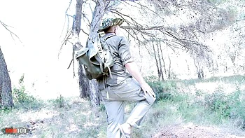 Latina chupa e leva facial no boquete profundo