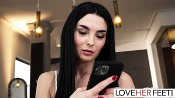 Simon Kitty fode pés sensuais da morena