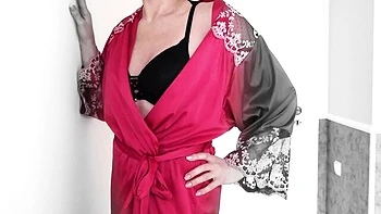 Garota tatuada se masturba com vibrador na lingerie sexy