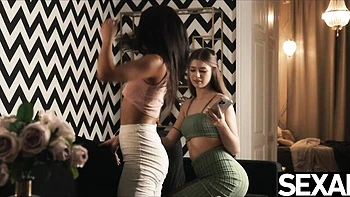 Olivia Sparkle leckt heiße Lesbenfotze und saugt Nippel