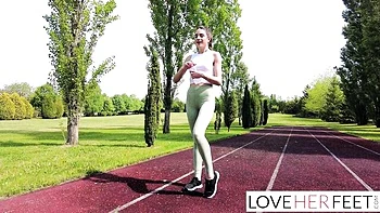 Sexy Lexy faz um footjob fetiche com pés incríveis